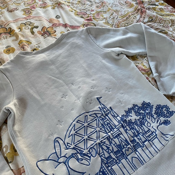 Disney Minnie Mouse 🐭 Large In Size Woman’s Crewneck Amazing back print 🏰 - Picture 4 of 9